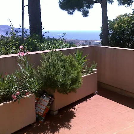 Bed and breakfast Relaxing Place With Wonderful View...calme Avec Vue Magnifique Sur La Baie Des Anges, En Campagne A 12 Minutes De La Promenade Des